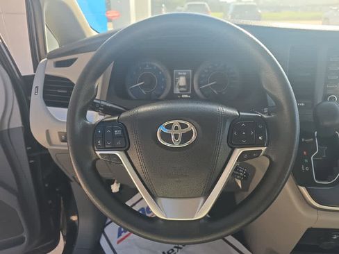 Used 2020 Toyota Sienna L image 15