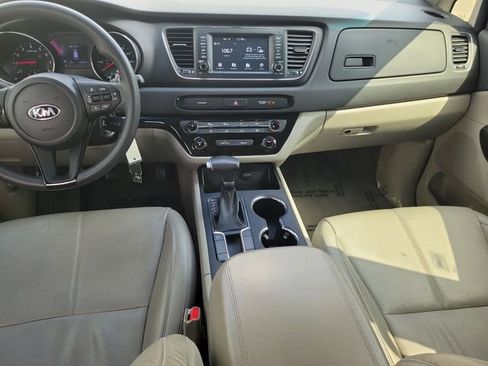 Used 2020 Kia Sedona L image 11