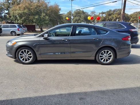 Used 2017 Ford Fusion SE FWD image 4
