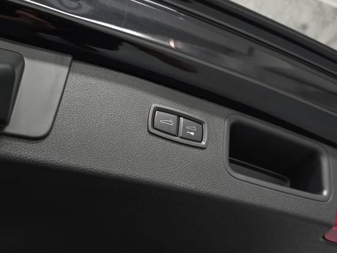 Certified 2025 Porsche Macan AWD/4WD image 32