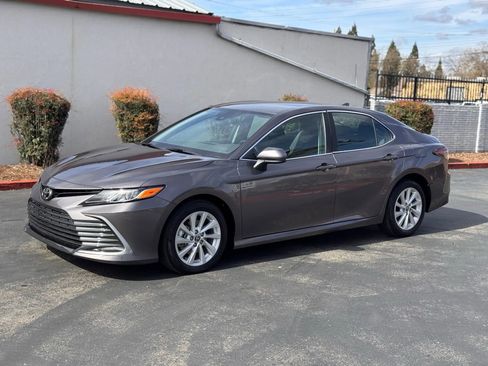 Used 2022 Toyota Camry LE image 2
