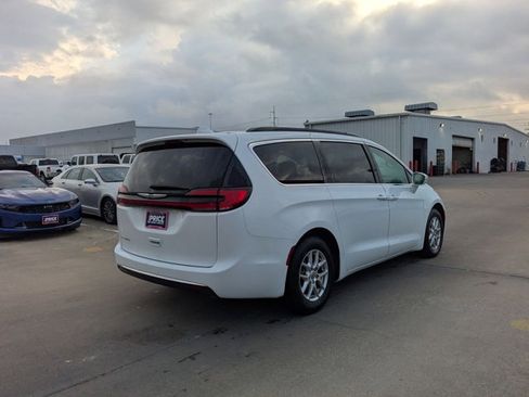 Used 2022 Chrysler Pacifica Touring-L image 5