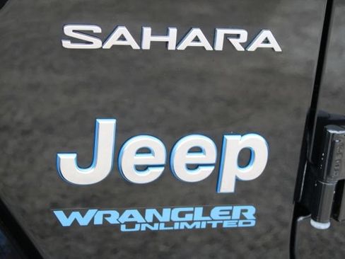 Used 2022 Jeep Wrangler Unlimited Sahara w/ Cold Weather Group AWD/4WD image 9