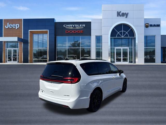 Used 2025 Chrysler Pacifica Limited FWD image 5