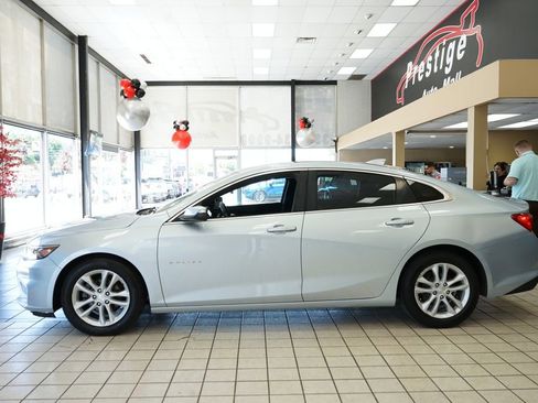 Used 2018 Chevrolet Malibu LT w/ Driver Confidence Package FWD image 3