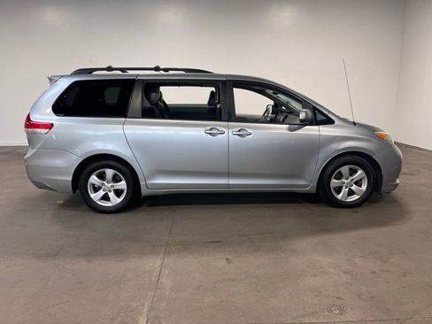 Used 2014 Toyota Sienna LE image 2