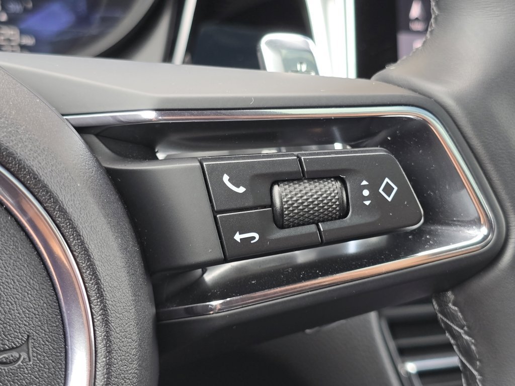 Certified 2024 Porsche Macan AWD/4WD image 31