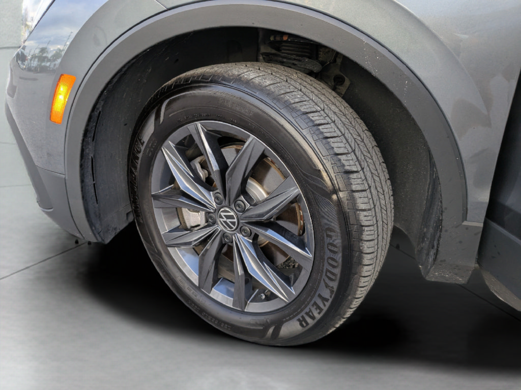 Certified 2023 Volkswagen Tiguan SE FWD image 32