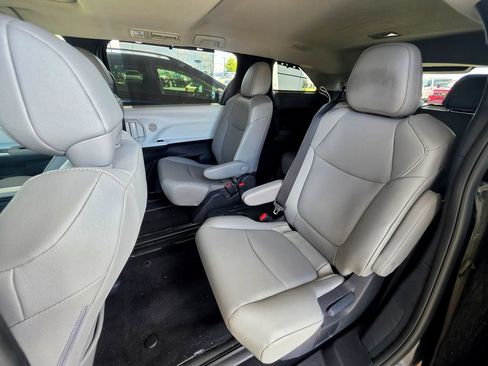 Used 2026 Toyota Sienna XLE FWD image 50