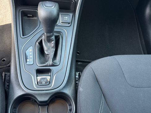 Used 2020 Jeep Cherokee Latitude FWD image 13