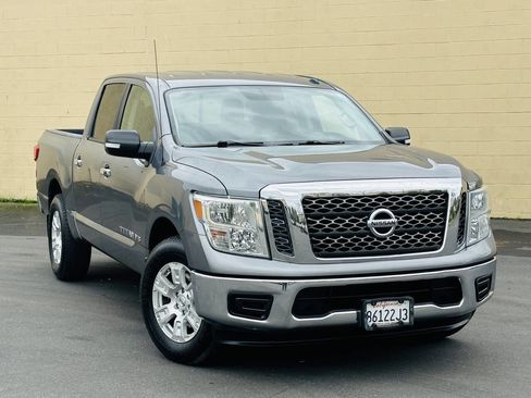 Used 2018 Nissan Titan SV image 1
