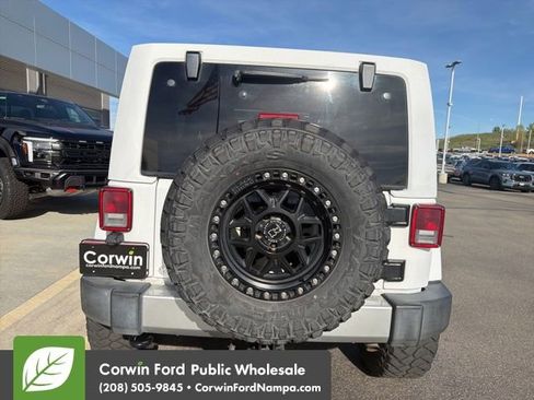 Used 2017 Jeep Wrangler Unlimited Sahara w/ Max Tow Package AWD/4WD image 5