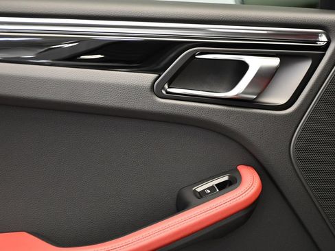 Certified 2026 Porsche Macan AWD/4WD image 42