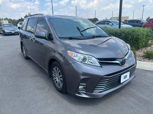 Used 2020 Toyota Sienna XLE Premium FWD image 2