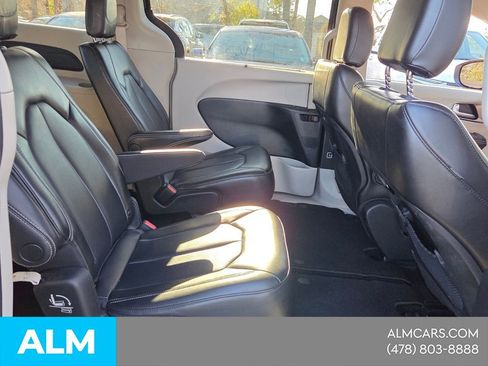 Used 2023 Chrysler Pacifica Touring-L FWD image 18