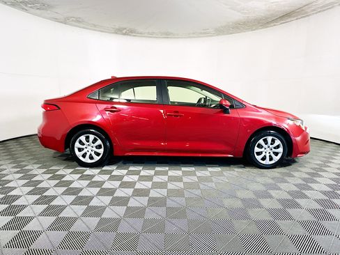 Used 2020 Toyota Corolla LE image 2