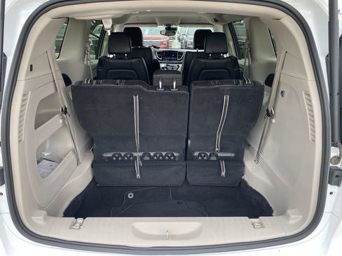 Used 2024 Chrysler Pacifica Touring-L image 23