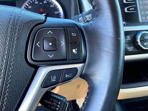 Used 2017 Toyota Highlander XLE image 22