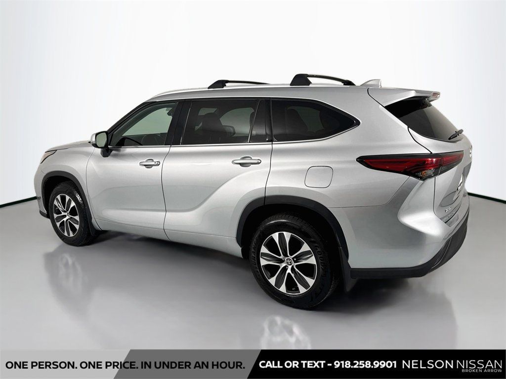 Used 2022 Toyota Highlander XLE AWD/4WD image 7