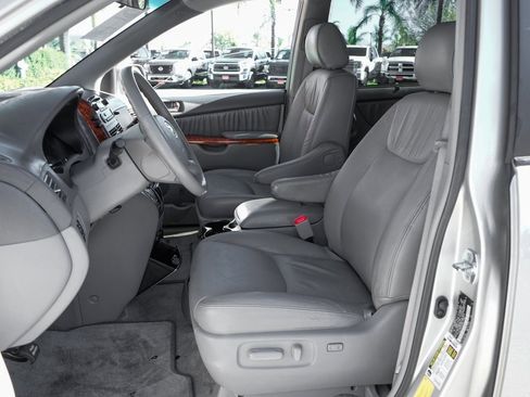 Used 2007 Toyota Sienna XLE image 19