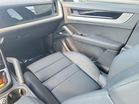 Used 2025 Porsche Cayenne image 24