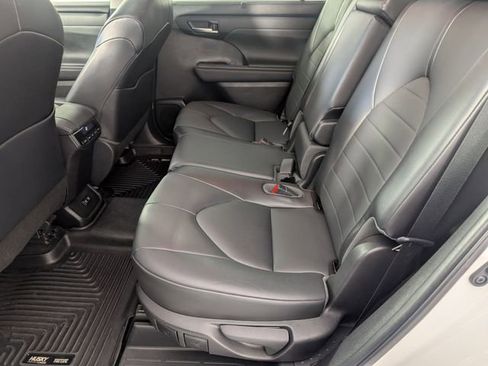 Used 2021 Toyota Highlander XLE image 27
