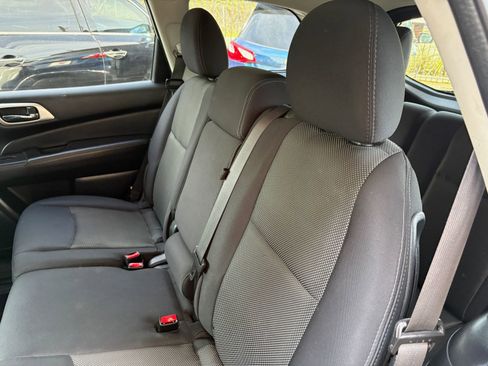 Used 2018 Nissan Pathfinder SV image 16