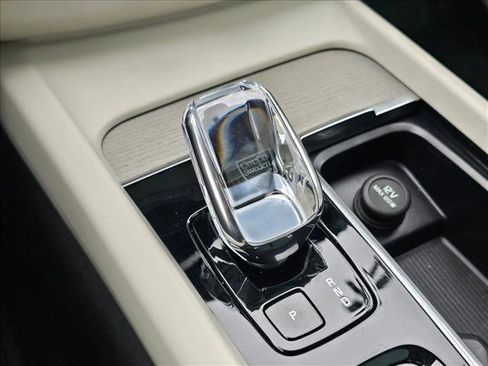 Used 2023 Volvo XC60 B5 Ultimate image 25