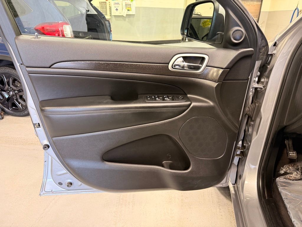Used 2018 Jeep Grand Cherokee Altitude AWD/4WD image 10