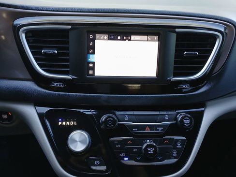 Used 2022 Chrysler Voyager LX image 13