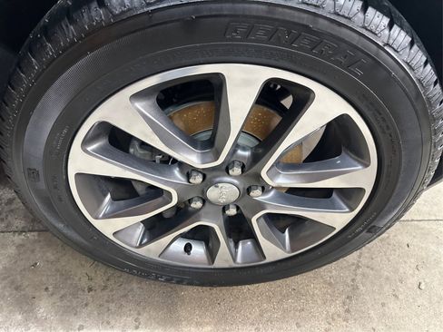 Used 2018 Jeep Grand Cherokee Limited image 17