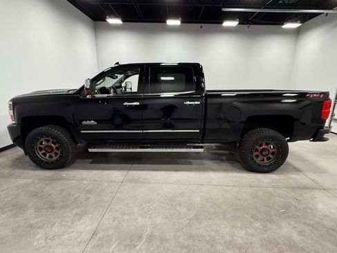Used 2019 Chevrolet Silverado 2500 High Country w/ Duramax Plus Package image 8