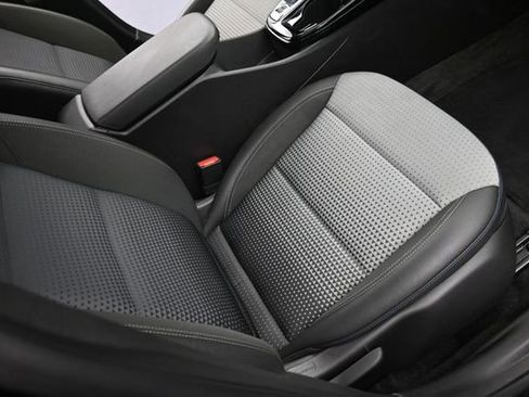 Used 2025 Chevrolet Trax LT w/ LT Convenience Package FWD image 35