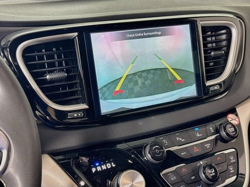 Used 2024 Chrysler Pacifica Touring-L FWD image 13