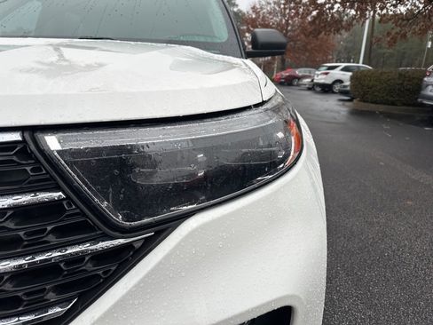 Used 2022 Ford Explorer XLT w/ Equipment Group 202A image 9