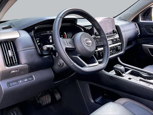 Certified 2025 Nissan Pathfinder Platinum FWD image 18