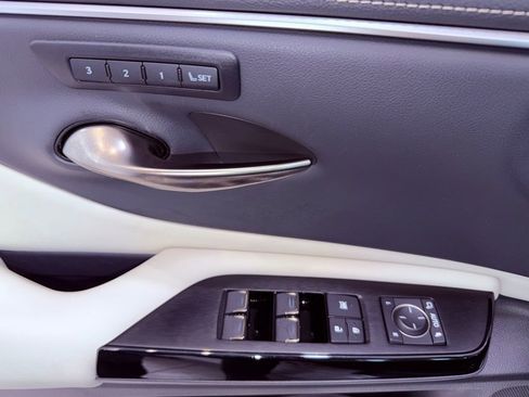 Certified 2025 Lexus ES 350 w/ Premium Package image 18