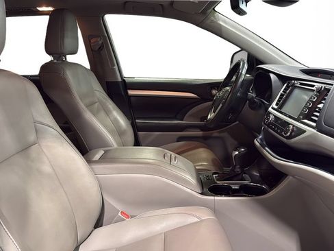 Used 2019 Toyota Highlander XLE AWD/4WD image 11