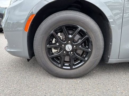 Used 2022 Chrysler Pacifica Touring-L FWD image 23