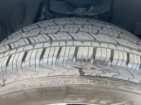 Used 2024 Nissan Titan SV w/ SV Convenience Package image 40