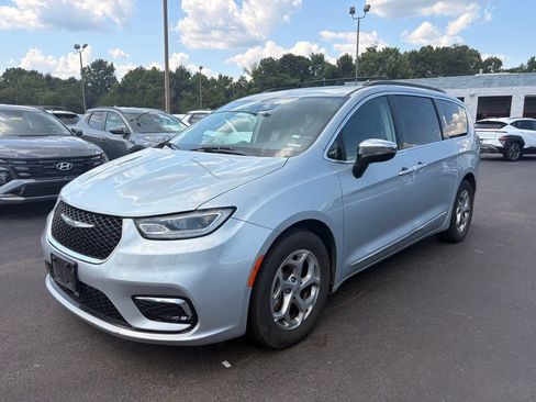 Used 2023 Chrysler Pacifica Limited FWD image 3