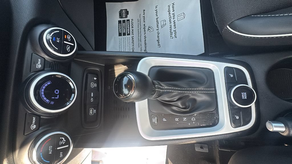 Used 2025 Hyundai Venue Limited FWD image 22