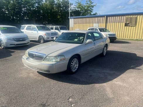 Used 2007 Lincoln Town Car Signature RWD image 2