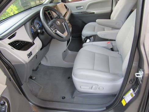 Used 2020 Toyota Sienna XLE w/ XLE Navigation Package FWD image 12