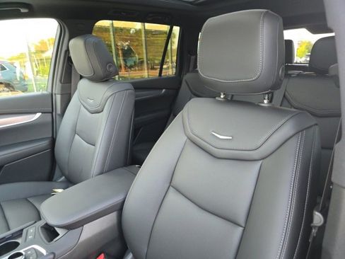 New 2025 Cadillac XT6 Luxury image 11