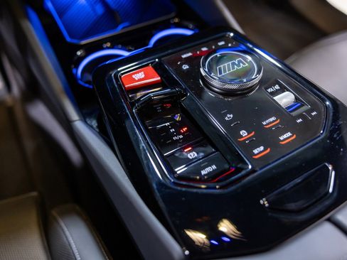 Used 2025 BMW M5 w/ Executive Package image 46