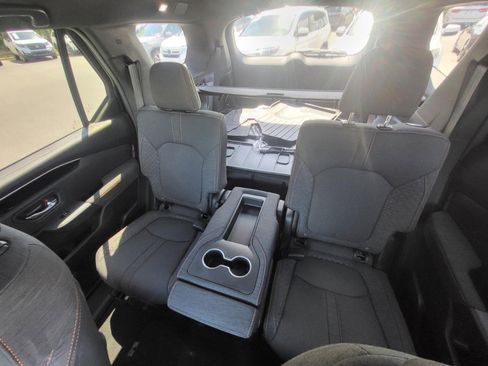 Used 2025 Honda Pilot Sport image 12