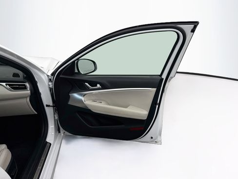 Used 2025 Genesis G70 2.5T RWD image 34