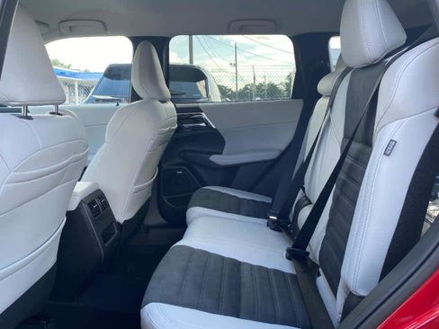 New 2025 Mitsubishi Outlander SE image 12