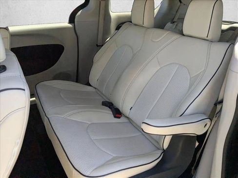 Used 2018 Chrysler Pacifica L FWD image 17